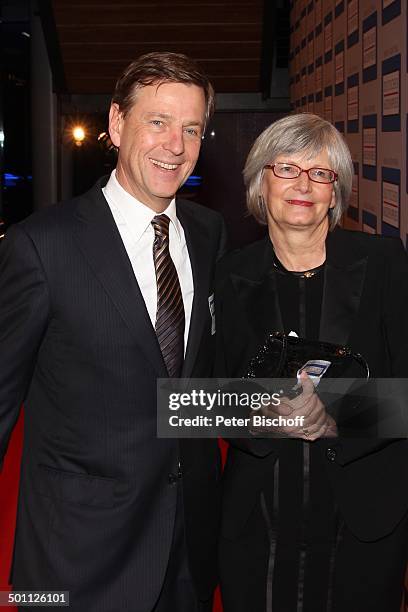 Dr. Claus Kleber, Ehefrau Renate, Verleihung Gala "Deutscher Medienpreis" 2012 f?r herausragende Symbole der Menschlichkeit, Kongresshaus,...