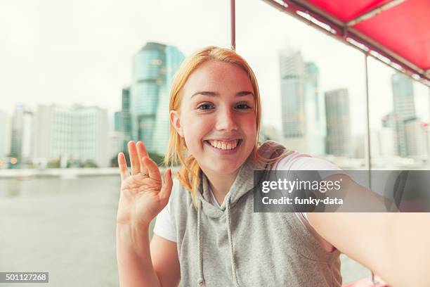 tourist mädchen in brisbane - brisbane stock-fotos und bilder