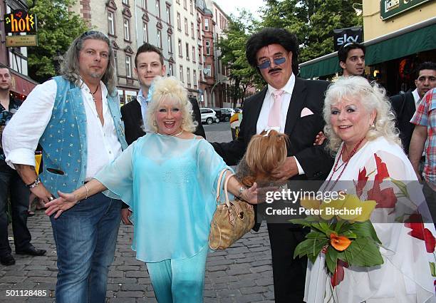 Eva Jacob , dahinter Sohn Renée , Thomas Lerchenberger , "Rudolph Moshammer"-Double , Schwester Rosi Jacob vorm "Hooters", Feier zum 70. Geburtstag...