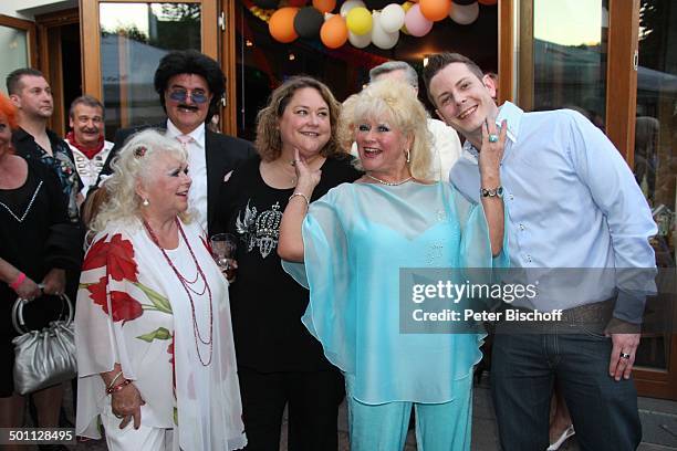 Eva Jacob , Sohn Renée , Tochter Angela , Schwester Rosi Jacob , dahinter "Rudolph Moshammer"-Double, Gäste, vorm "Hooters", Feier zum 70. Geburtstag...