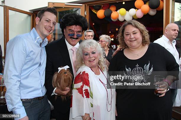 Rosi Jacob , Neffe Renée , Nichte Angela , dahinter "Rudolph Moshammer"-Double , Feier zum 70. Geburtstag von E v a Jacob, Lokal "Hooters,...