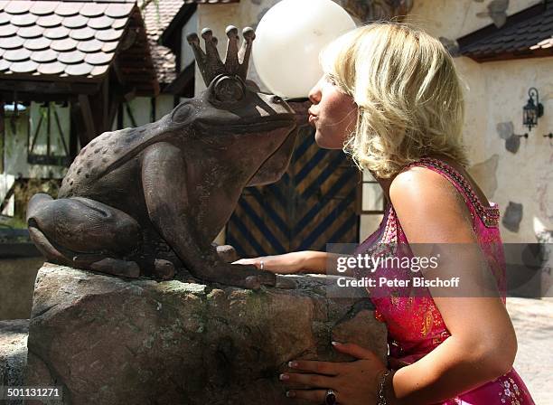Annemarie Eilfeld , ARD-Show "Immer wieder Sonntags" , "Europa-Park", Rust, Baden-Württemberg, Deutschland, Europa, Froschkönig, Kuss, Sängerin,...
