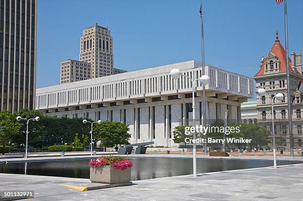 pool in front of marble nys legislative building - 1971 stock pictures, royalty-free photos & images
