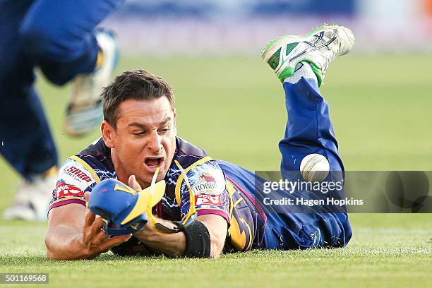 Nathan McCullum of the Volts attempts to field the ball during the Georgie Pie Super Smash Final match between the Auckland Aces and Otago Volts at...