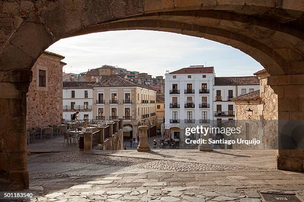 arch of la estrella above plaza mayor of caceres - cáceres bildbanksfoton och bilder