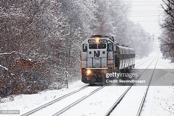 nj transit push-pull commuter train in winter snow - correction fluid stockfoto's en -beelden