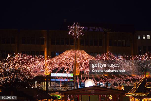 licht und star sky der weihnachtsmarkt essen - essen ruhrgebiet stock-fotos und bilder