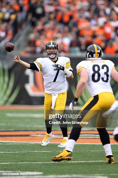 Ben Roethlisberger of the Pittsburgh Steelers throws a pass to Heath Miller of the Pittsburgh Steelers during the first quarter at Paul Brown Stadium...