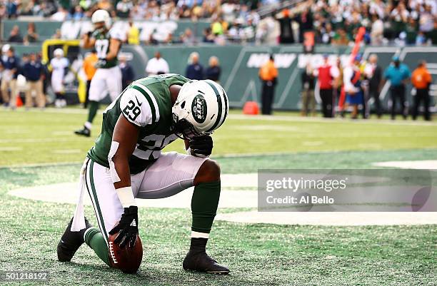 Bilal Powell of the New York Jets celebrates scoring a touchdown in the second quarter against the Tennessee Titans during their game at MetLife...
