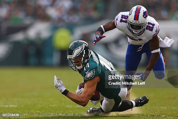 Riley Cooper of the Philadelphia Eagles makes a catch against Leodis McKelvin of the Buffalo Bills during the first quarter at Lincoln Financial...