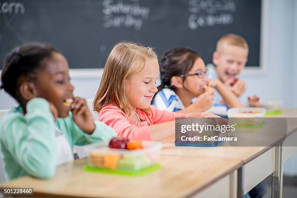 students eating snacks at school - cracker snack 個照片及圖片檔