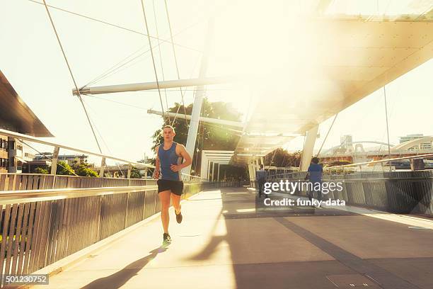 running during sunset in brisbane - brisbane bridge stock pictures, royalty-free photos & images