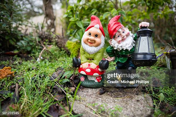 two garden gnomes - 庭の置物 ストックフォトと画像