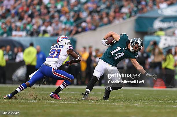 Riley Cooper of the Philadelphia Eagles makes a catch and begins to run against Leodis McKelvin of the Buffalo Bills during the second quarter at...