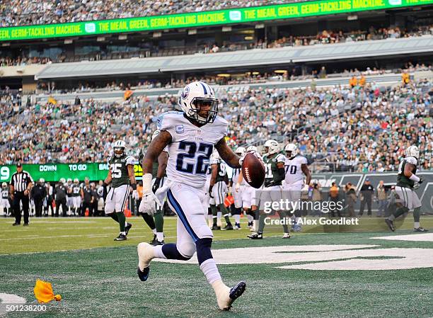 Dexter McCluster of the Tennessee Titans completes a pass for a two-point conversion in the third quarter against the New York Jets during their game...