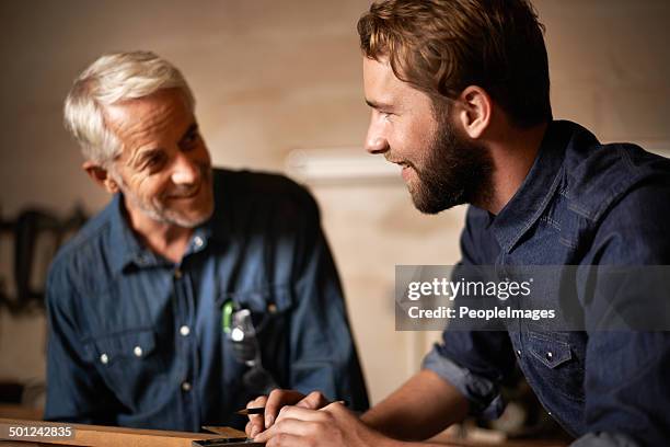 imaginación lleva en todo el mundo - cara a cara fotografías e imágenes de stock