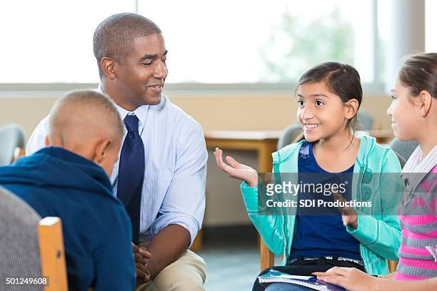 età scolare bambini parla di consulente durante la sessione di terapia di gruppo - bambini seduti in cerchio foto e immagini stock