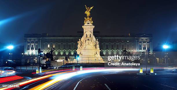 buckingham palace at night - palacio de buckingham fotografías e imágenes de stock