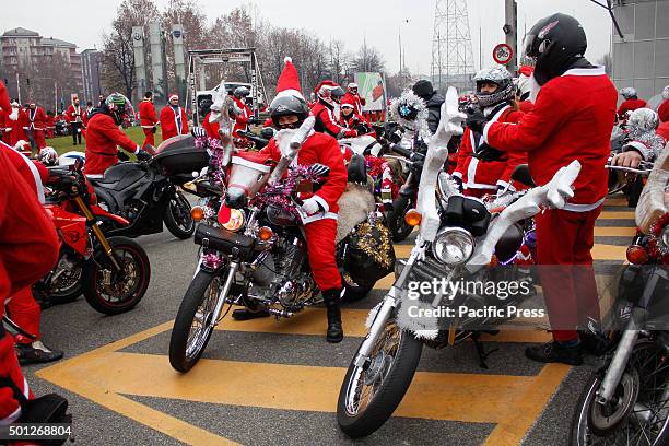 Thousands of people dressed as Santa Claus took part in the sixth edition of "Un Babbo Natale in Moto". The streets of Torino have been so colored by...
