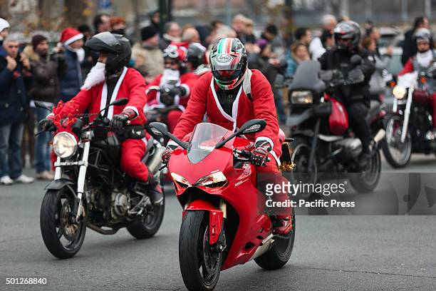 Thousands of people dressed as Santa Claus took part in the sixth edition of "Un Babbo Natale in Moto". The streets of Torino have been colored by a...