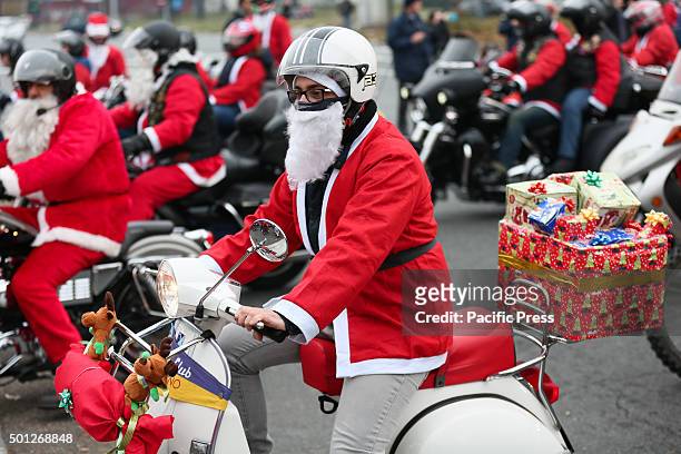 Thousands of people dressed as Santa Claus took part in the sixth edition of "Un Babbo Natale in Moto". The streets of Torino have been colored by a...