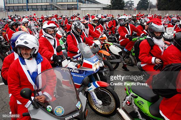Thousands of people dressed as Santa Claus took part in the sixth edition of "Un Babbo Natale in Moto". Ready to go.