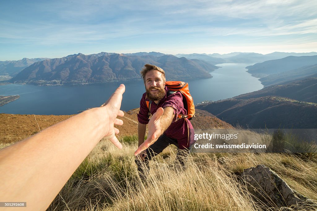 Junger Mann Wandern kann, um Hilfe zu erhalten