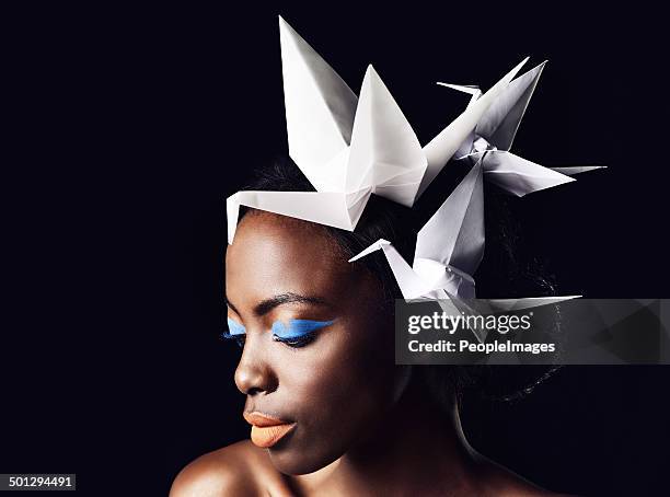 sie ist ein symbol der afrikanische schönheit - artistic makeup stock-fotos und bilder