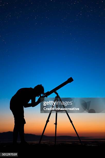 menino em uma noite clara olhando pelo telescópio - olhando através - fotografias e filmes do acervo