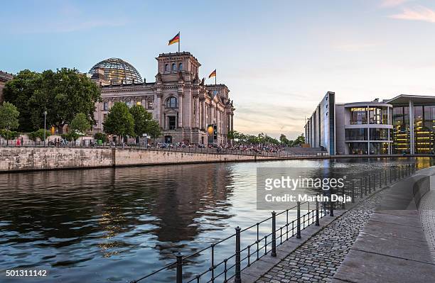 berlin reichstag and spree river - spree river foto e immagini stock