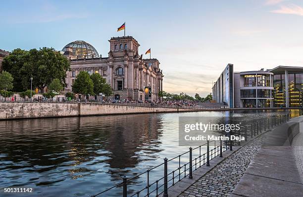 berlin reichstag and spree river - spree river stockfoto's en -beelden