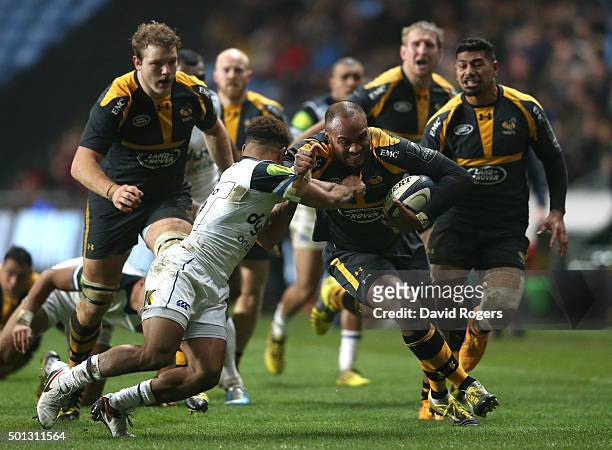 Sailosi Tagicakibau of Wasps is tackled by Kyle Eastmond during the European Rugby Champions Cup match between Wasps and Bath at the Ricoh Arena on...