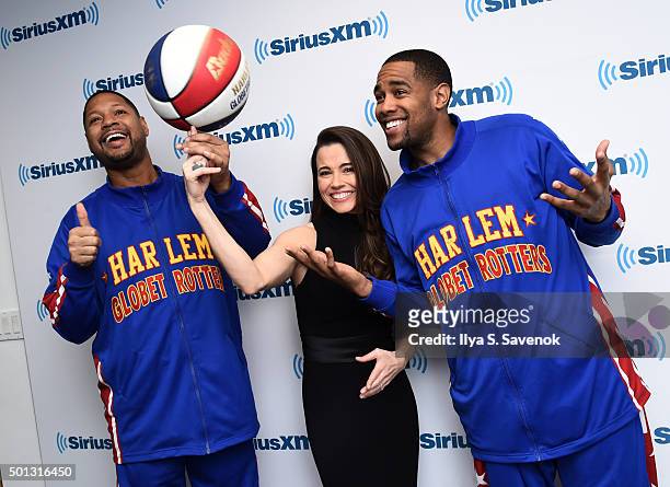 Actress Linda Cardellini poses with members of the Harlem Globetrotters at the SiriusXM Studios on December 14, 2015 in New York City.