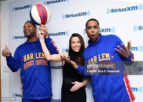 Actress Linda Cardellini poses with members of the Harlem Globetrotters at the SiriusXM Studios on December 14, 2015 in New York City.