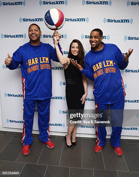 Actress Linda Cardellini poses with members of the Harlem Globetrotters at the SiriusXM Studios on December 14, 2015 in New York City.