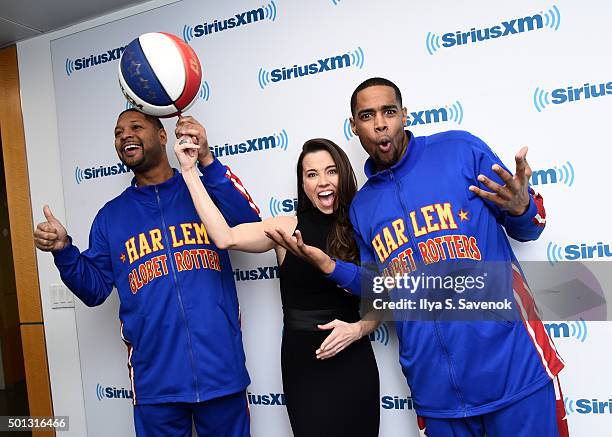 Actress Linda Cardellini poses with members of the Harlem Globetrotters at the SiriusXM Studios on December 14, 2015 in New York City.