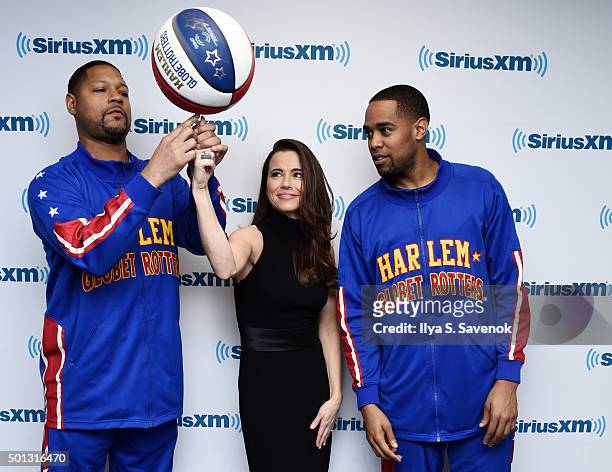 Actress Linda Cardellini poses with members of the Harlem Globetrotters at the SiriusXM Studios on December 14, 2015 in New York City.