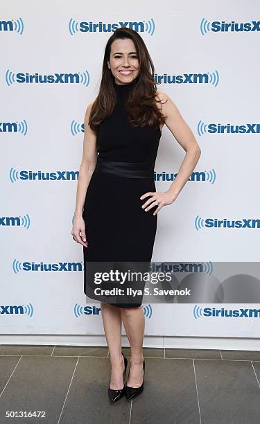 Actress Linda Cardellini visits the SiriusXM Studios on December 14, 2015 in New York City.