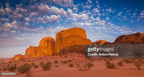 panorama of wadi rum desert at sunruse, jordan - thomas edward lawrence fotografías e imágenes de stock