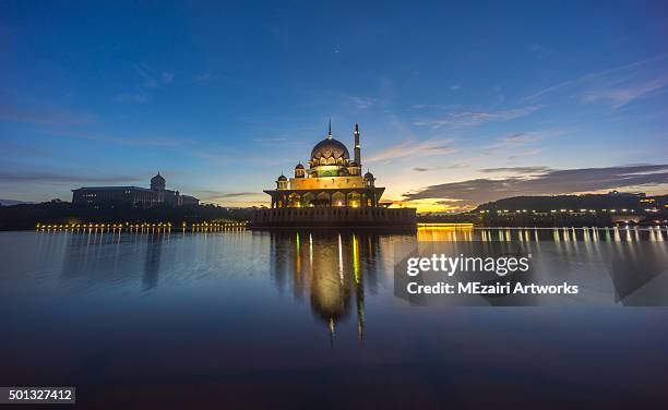 beautiful sunrise at putra mosque, putrajaya malaysia - eid sky imagens e fotografias de stock