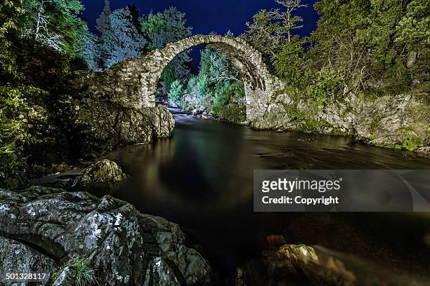 the old bridge at night - パックホースブリッジ ストックフォトと画像