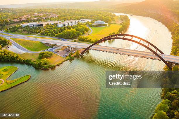 pennybacker 360 bridge, der colorado river, austin, texas, luftbild panorama - golfplatz-green stock-fotos und bilder