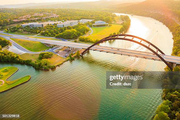 pennybacker 360 bridge, der colorado river, austin, texas, luftbild panorama - austin texas stock-fotos und bilder