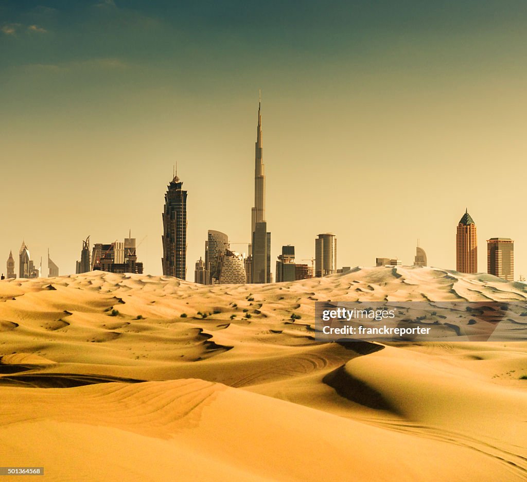 Skyline von dubai aus der Wüste