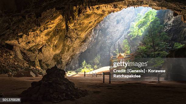 wanderlust at thailand cave - phraya-nakhon-cave photos et images de collection