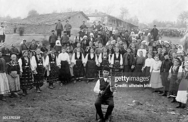 Women dancing the traditional Choro dance, a peasant accompanying them on his violin - probably in the 1910s