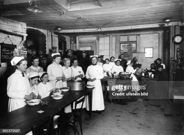 World War I, eastern front: nurses of the German Red Cross preparing meals on a railway station - probably in 1915/1916 Photo: Kuehlewindt