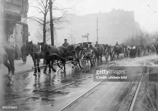 German revolution of 1918: troups returning from war to Berlin, a machine gun detachment passing Bayerischer Platz on their way to Brandenburg Gate -