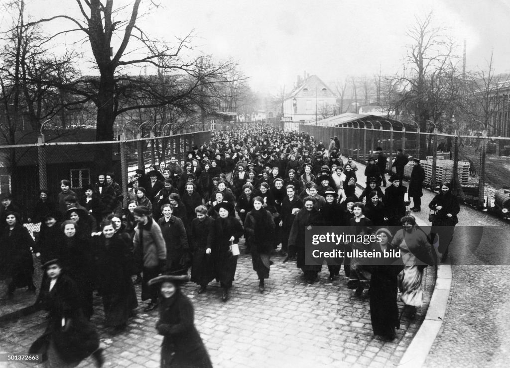 World War I, armaments industry in Germany: female workers leaving a munition factory on Eiswerder Island in Spandau (near Berlin) after the end of their shift, they pass the bridge across the river Havel - probably in 1916/1917