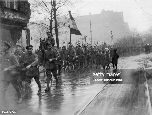 German revolution of 1918: troups returning from war to Berlin, passing Bayerischer Platz on their way to Brandenburg Gate -